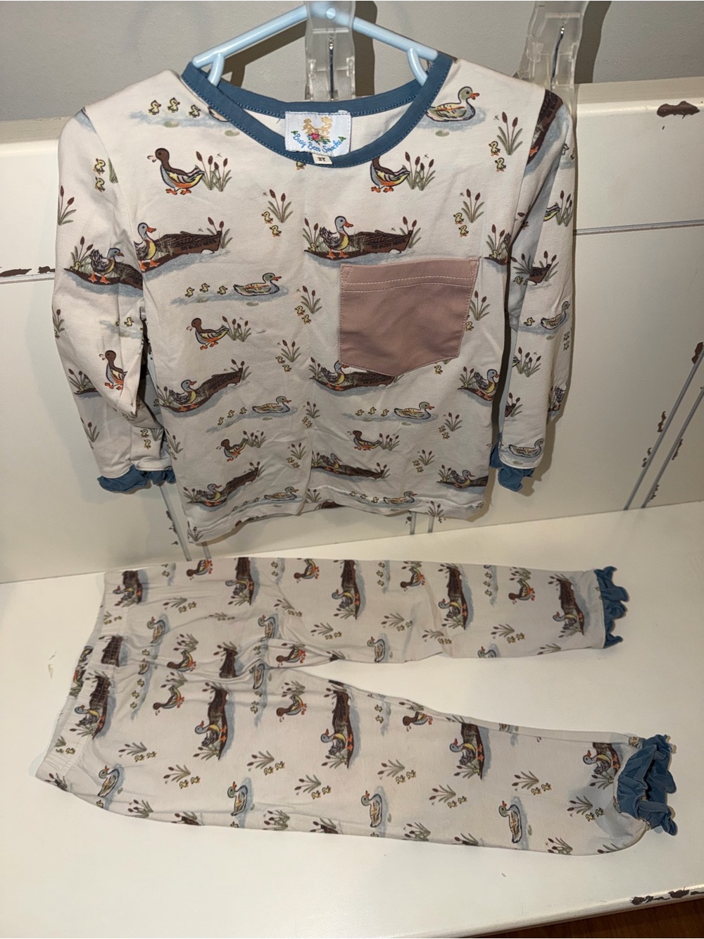 Toddlers Duck-Print Pajama Set with Blue Trim and Pink Pocket